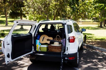 Packen Sie das Auto nicht unnötig voll. Je geringer das Gewicht des Fahrzeugs ist, desto weniger Benzin verbraucht es.