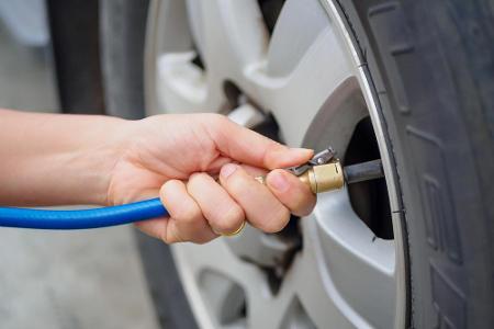 Hilfreich ist auch eine regelmäßige Kontrolle des Reifendrucks. Falsche Einstellungen können Sie bis zu zehn Prozent mehr Sp...