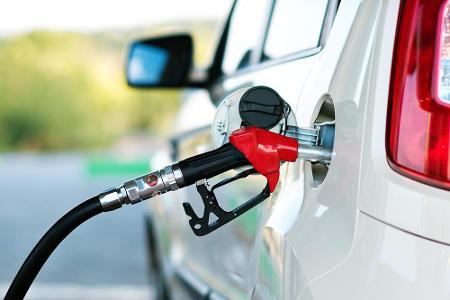 Auch beim Tanken lässt sich schon viel Geld einsparen. Freie Tankstellen, beispielsweise neben Supermärkten, haben in der Re...