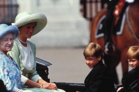 Hier sind Diana und ihre Söhne mit Queen Mum zu sehen. Die Mutter von Königin Elizabeth II. starb 2002.