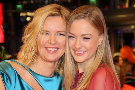 Veronica Ferres (l.) mit Tochter Lilly Krug bei der Berlinale-Eröffnung im Februar 2020.
