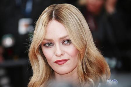 Vanessa Paradis darf sich heute über Blumen, ein Frühstück oder Sonstiges zum Muttertag freuen.