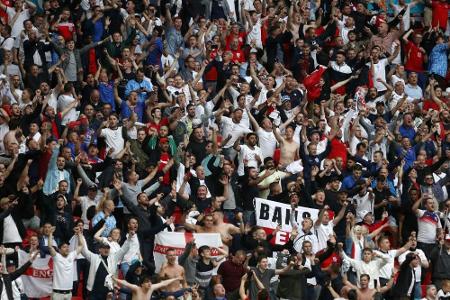 Italien verstärkt Kontrollen für englische Fans