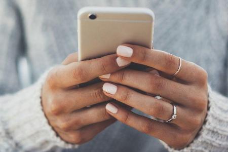 Wie das Smartphone richtig nutzen? Besser mit zwei Daumen tippen als mit einem.