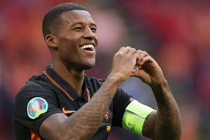 Oranje-Kapitän Wijnaldum trägt "OneLove"-Binde in Budapest