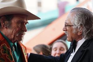 Duke Montana (Tommy Lee Jones) muss sich vor Max Berber (Robert De Niro) in Acht nehmen.