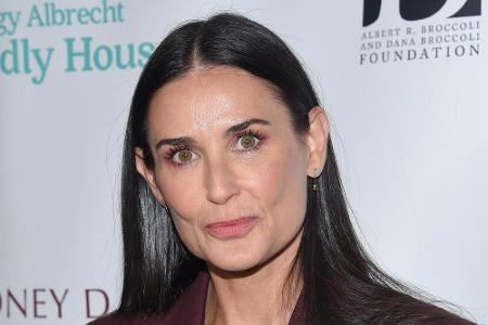 Es ist Demi Moore (58). Die Schauspielerin war von 1987 bis 2000 mit Bruce Willis verheiratet. In den sozialen Medien beweis...
