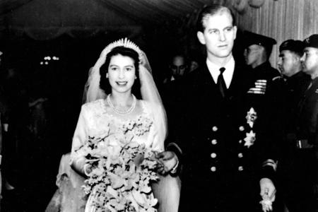 1947 heiratet sie ihre Jugendliebe Prinz Philip, den späteren Herzog von Edinburgh, mit dem sie vier Kinder hat: Charles, An...