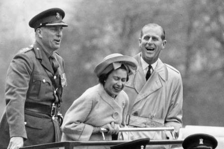 Bei einer Präsentation der Welsh Brigade lacht die Queen ausgelassen gemeinsam mit ihrem Mann Prinz Philip.