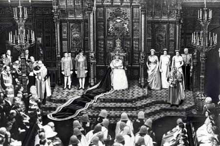 Zu den Aufgaben der Königin gehört es auch, Parlamentssitzungen zu eröffnen, wie hier zu sehen ist.