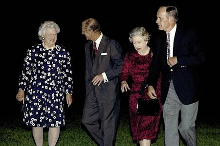 US-Präsident George W. Bush empfängt Queen Elizabeth II. und ihren Mann in Washington.