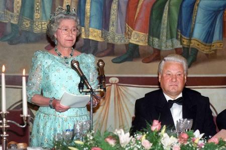 Zu Gast in Russland trifft Queen Elizabeth II. den damaligen russischen Präsidenten Boris Jelzin.