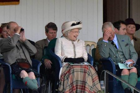 Bei den Highland Games amüsiert sich die Queen königlich. Prinz Philip und Prinz Charles treten klassisch im Kilt auf.