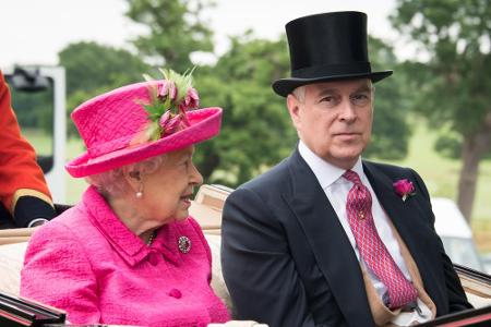 Prinz Andrew wird zum Sorgenkind der Queen. Im November 2019 spricht er in einem BBC-Interview über seine Freundschaft zu de...