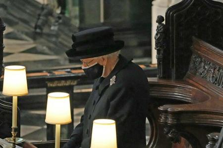 Die Bilder, auf denen die Queen bei der Beerdigung wegen der Corona-Beschränkungen abseits ihrer Verwandtschaft alleine in d...