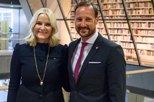 Mette-Marit und Kronprinz Haakon von Norwegen hatten bei einer Kajak-Tour sichtlich Spaß.