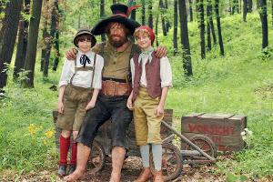 Nicholas Ofczarek als Räuber Hotzenplotz mit Kasperl (Hans Marquardt, rechts) und Seppel (Benedikt Jenke, links)