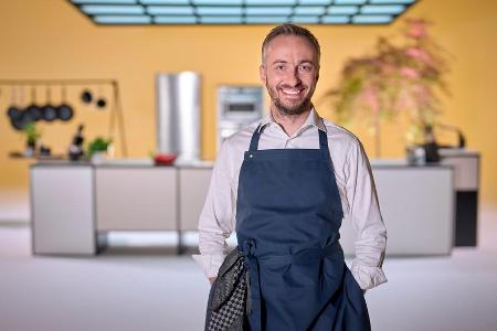 Jan Böhmermann in der Küche von seiner neuen Show 