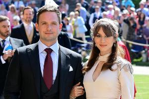 Patrick J. Adams und Troian Bellisario auf der Hochzeit seiner ehemaligen "Suits"-Kollegin Herzogin Meghan mit Prinz Harry.
