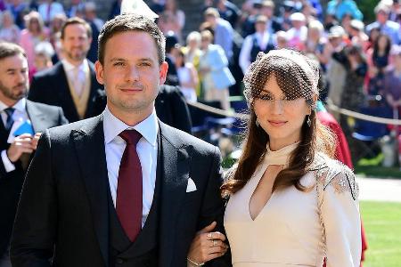 Patrick J. Adams und Troian Bellisario auf der Hochzeit seiner ehemaligen 