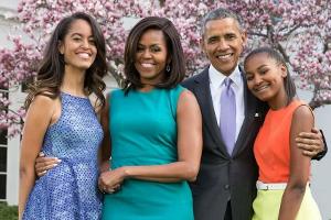 Michelle und Barack Obama mit ihren Töchtern im Garten des Weißen Hauses 2015.