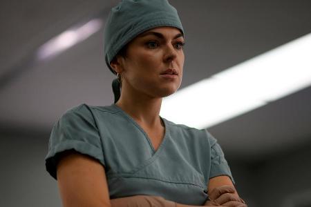 Serinda Swan als Dr. Jenny Cooper in 