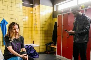 "Alles was zählt": Chiara, die ausgerechnet auf ihr vorbelastetes Knie gestürzt ist, wird von Moritz gefunden.