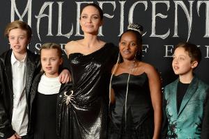 Angelina Jolie mit vier ihrer sechs Kinder bei einem gemeinsamen Auftritt.