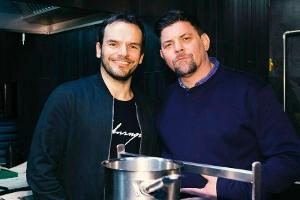 Steffen Henssler (l.) und Tim Mälzer duellieren sich bald bei VOX.