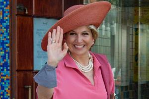Königin Máxima der Niederlande von oben bis unten in Pink.
