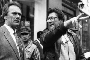 US-Stuntman Wayne "Buddy" Van Horn (r.) und US-Star Clint Eastwood an einem Filmset im Jahr 1988.