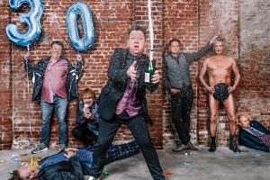 Party bei den Prinzen? Nicht zum 30. Geburtstag, verrät Frontmann Tobias Künzel (3.v.l.) im Interview.