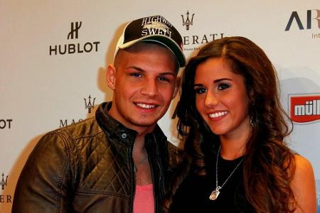 Pietro und Sarah Lombardi trugen ihren Rosenkrieg in aller Öffentlichkeit aus. Sarah hatte den Sänger damals angeblich betro...