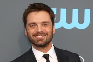 Sebastian Stan hat offensichtlich Freude an seiner Rolle als Tommy Lee.