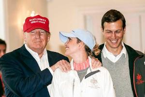 Donald Trump mit Tochter Ivanka und deren Ehemann Jared Kushner (re.) im Jahr 2015