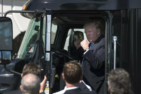 Im März 2017 traf sich der neue US-Präsident vor dem Weißen Haus mit LKW-Fahrern. Kurzerhand kletterte er hinter das Steuer ...
