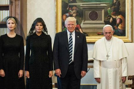 Ein Foto des genervt wirkenden Papst Franziskus mit der First Family beim Besuch im Vatikan amüsierte 2017 das Netz. Schnell...