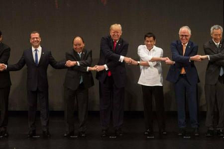 Zu Beginn seiner Präsidentschaft legte Donald Trump großen Wert auf feste Handschläge. Ausgerechnet dieser missglückte ihm b...