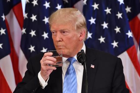 Das Netz machte sich wiederholt über die Art und Weise lustig, wie er Wasser trinkt, normalerweise mit zwei Händen. Bei eine...