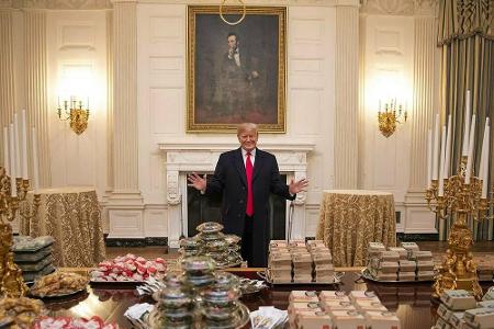 Im Januar 2019 servierte Trump einer Football-Mannschaft sein Lieblingsessen: Hamburger, Pommes und Co. Weil es zu dieser Ze...