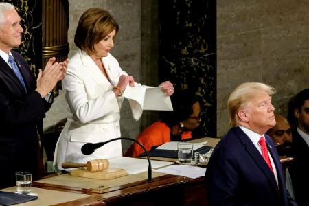 Während Trumps Ansprache zur Lage der Nation saß Sprecherin Nancy Pelosi hinter dem Präsidenten. Während der den Schlussappl...
