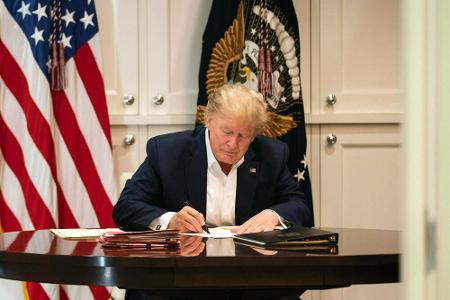 Als Donald Trump wegen seiner Corona-Erkrankung ins Krankenhaus eingeliefert wurde, teilte das Weiße Haus gestellte Fotos de...