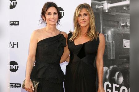 Die Schauspielerinnen Courteney Cox (l.) und Jennifer Aniston waren gemeinsam schon auf vielen Red-Carpet-Events.