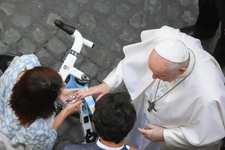Ein Fahrrad für den Papst: Bernal besucht Franziskus