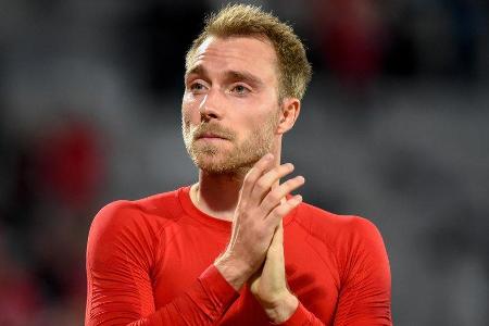 Fußball-Star Christian Eriksen gratuliert seiner Mannschaft.