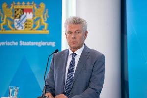 Regenbogen-Entscheidung: OB Reiter kritisiert UEFA und DFB heftig