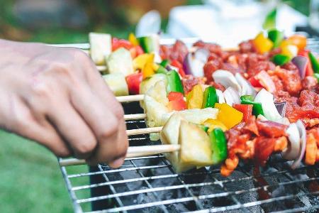 Was auf dem Grill landet, ist Geschmackssache. Rezept-Apps liefern Inspiration.