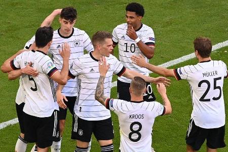 Nicht nur die Nationalspieler freuen sich über ihren Sieg gegen Portugal.