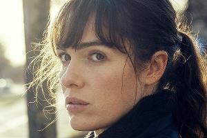 "Polizeiruf 110: Frau Schrödingers Katze": Bessie (Verena Altenberger) hängt Katzensteckbriefe auf.