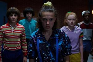Millie Bobby Brown (vorne) und ihre Clique in der dritten Staffel von "Stranger Things"